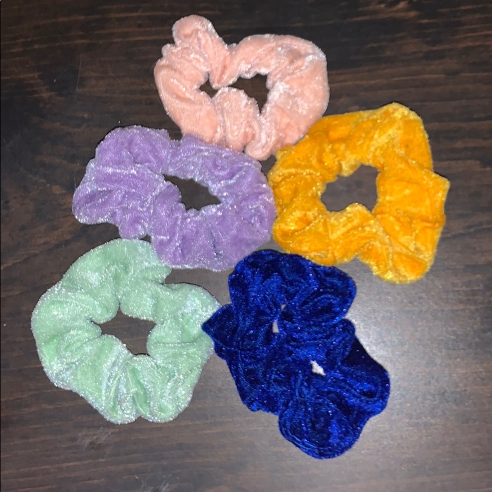 5 brandy melville scrunchies